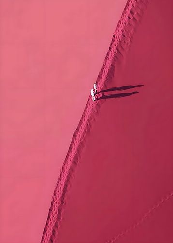 Marcher sur le sable rose