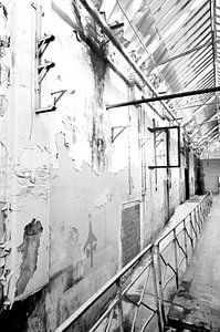 Aabe factory Tilburg d'un couloir en noir et blanc.