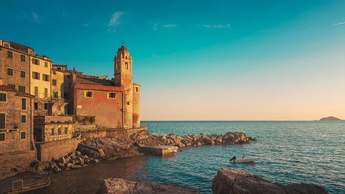 Tellaro dorp bij zonsondergang. Golfo dei Poeti. Ligurië, Italië