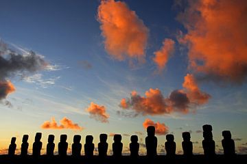 Moai's bij zonsopkomst van Antwan Janssen