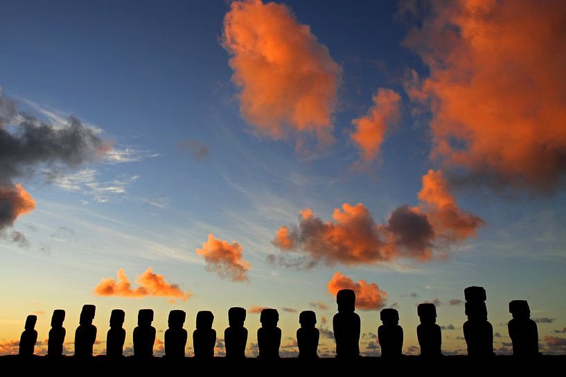 Moai au lever du soleil par Antwan Janssen