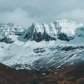 Besneeuwde IJslandse bergen van Marjon Boerman