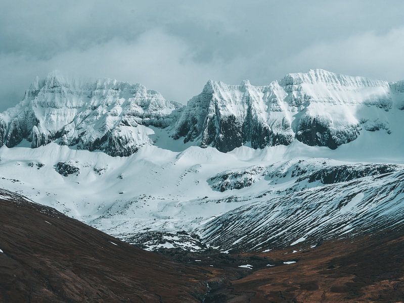 Besneeuwde IJslandse bergen van Marjon Boerman