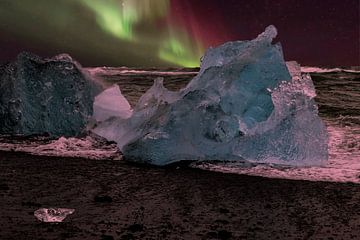 Noorderlicht strand IJsland, Aurora Borealis en blauw ijs. van Gert Hilbink