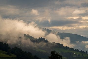 Herfststemming op de bergen met mist en zon in de ochtend van chamois huntress