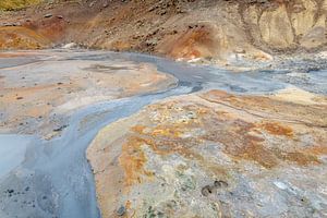 Krysuvik geothermisch landschap  blauw en goudgeel van Wendy van Kuler Fotografie