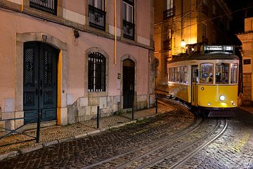 Tramway à Lisbonne la nuit – L'urbanité intemporelle du Portugal sur Rolf Schnepp