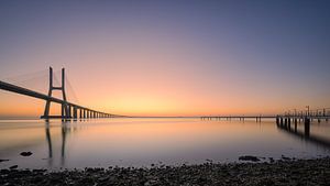 Zonsopkomst Vasco da Gamabrug, Lissabon, Portugal
