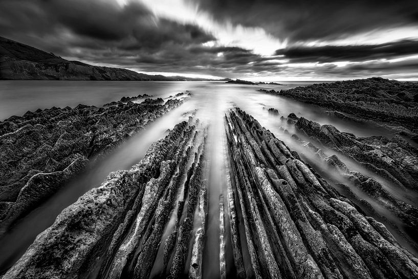 Landschaft im Baskenland in Nordspanien. Schwarzweiss von Manfred Voss, Schwarz-weiss Fotografie