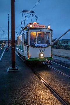 Historische tram voor de inhuldiging van de Kaiser Otto-brug in Maagdenburg van t.ART