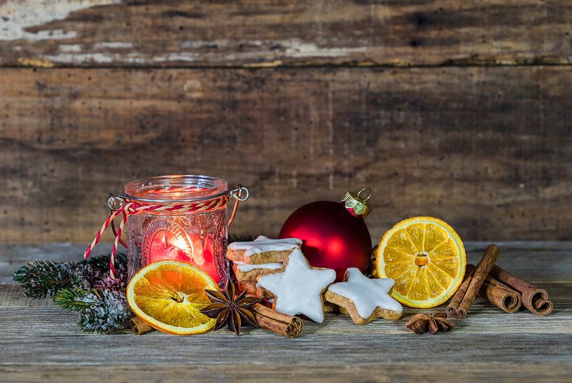 Weihnachten Hintergrund, brennende Kerze Flamme Dekoration, Stern geformt Kekse, Gewürze, Orangensch von Alex Winter