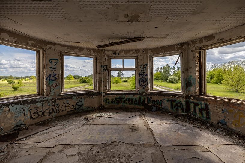 Blick aus dem alten Tower auf das Flugfeld - Lost Place Alter Flugplatz Rangsdorf von Frank Herrmann
