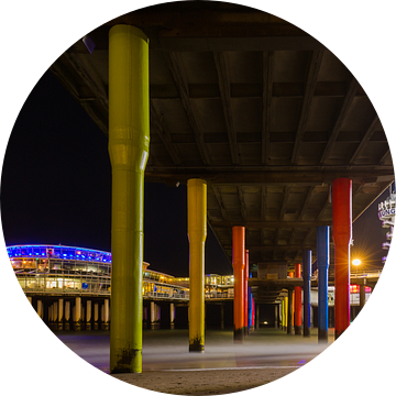 Scheveningen Pier vanaf de onderkant tussen de pilaren door van Dexter Reijsmeijer