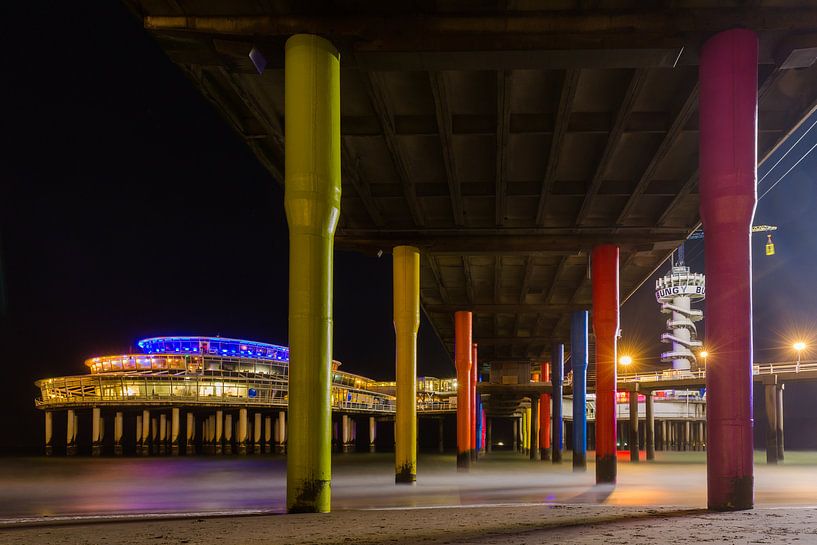 Scheveningen Pier vanaf de onderkant tussen de pilaren door von Dexter Reijsmeijer