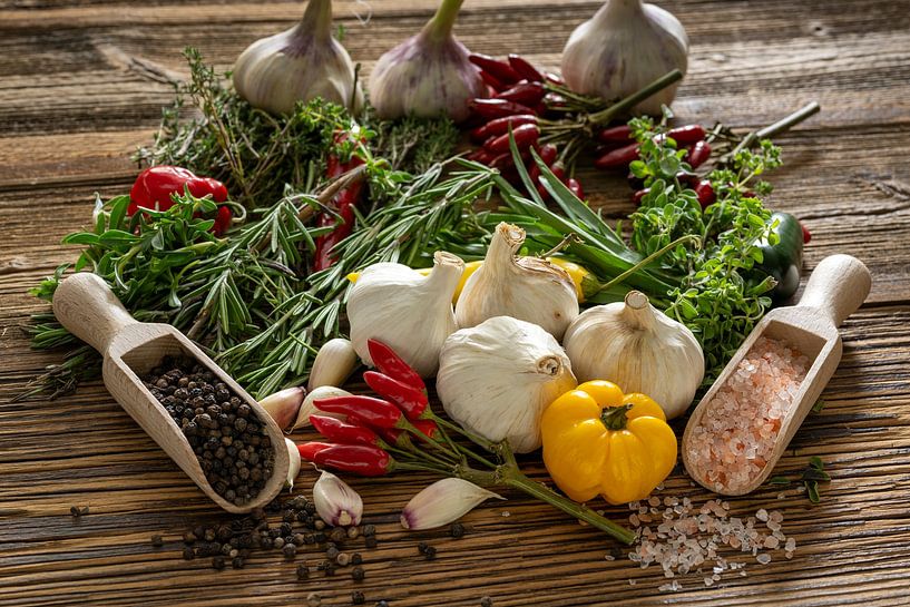 Fresh ingredients: Garlic, paprika and spices by Photo Art Thomas Klee