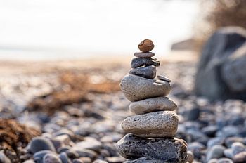Steinstapel am Strand. Dänemark