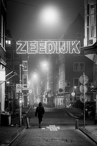 Zeedijk Amsterdam in Zwart-Wit – Neon Straatbeeld in de Mist