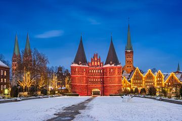 Winteransicht des Holstentors in Lübeck, Deutschland von Michael Abid