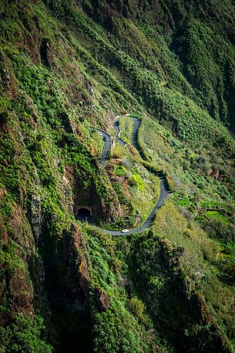 Een Volkswagen Kever op een bochtige bergweg