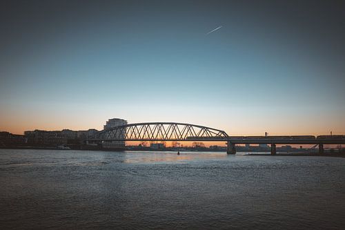 Train sur Snelbinder à Nijmegen au coucher du soleil