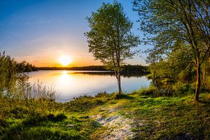 Sonnenuntergang an einem naturbelassenem See