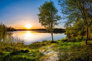 Coucher de soleil sur un lac naturel sur Günter Albers
