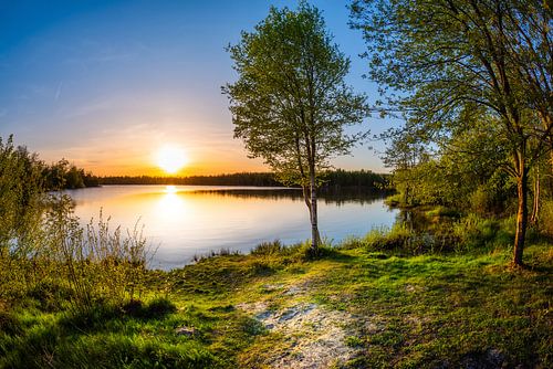Coucher de soleil sur un lac naturel