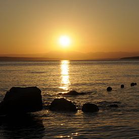 Kust in Kroatië, baai aan de Middellandse zee, zonsondergang van Yvette Stevens