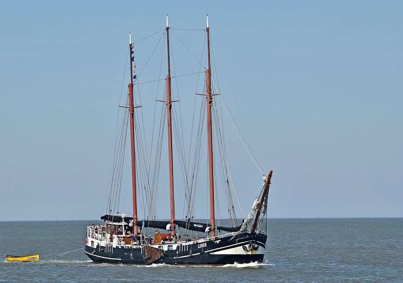 Das braune Flottenschiff Linde von Piet Kooistra