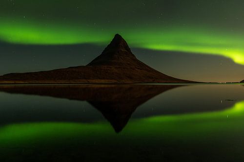 De iconische Kirkjufell vergezeld door de godin van de dageraad