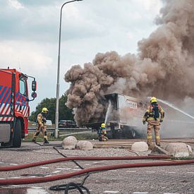 vrachtwagen brand A28 bij Putten van Damian Ruitenga