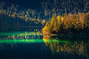 Herbstliche Reflektionen am Eibsee von Arda Acar