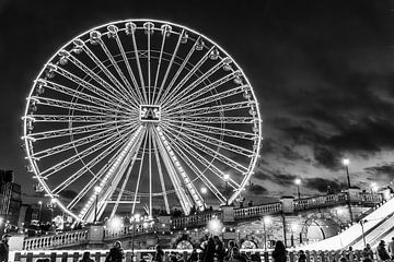 La grande roue illuminée a une allure magistrale dans le ciel noir. sur Jan Willem de Groot Photography