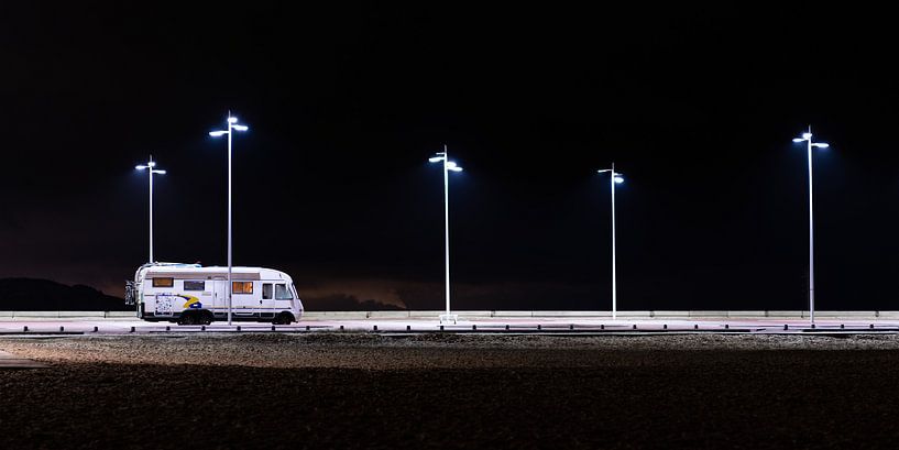 Camper op een donkere parkeerplaats van MICHEL WETTSTEIN