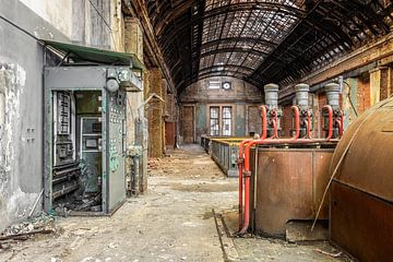 Ancienne centrale électrique abandonnée au cœur de l'Europe, à l'architecture magnifique. sur Gentleman of Decay