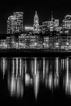 BOSTON Abendliche Skyline von North End & Financial District | Monochrom von Melanie Viola