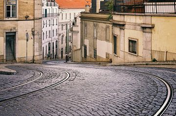 Straatbeeld in de Alfama - charme van een oude stad in Lissabon van Rolf Schnepp