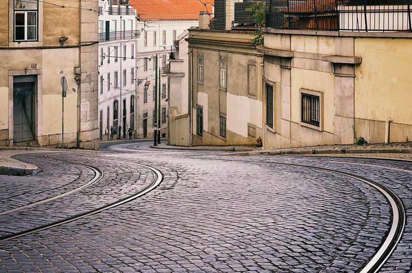 Straßenszene in der Alfama – Altstadtcharme in Lissabon von Rolf Schnepp