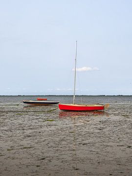 Boote, die fast trocken in/auf der Oosterschelde liegen von Ingrid Bergmann  Fotografie