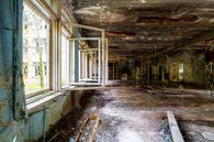 Frisse lucht van een verlaten klaslokaal van Truus Nijland thumbnail