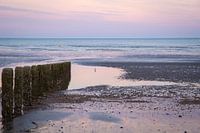 Roze zonsondergang op het strand van Pevensey Bay