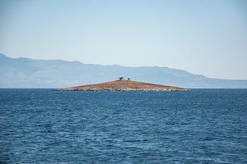 Een eenzame kerk op een eiland, voor de kust van Kalymnos van wiebesietze