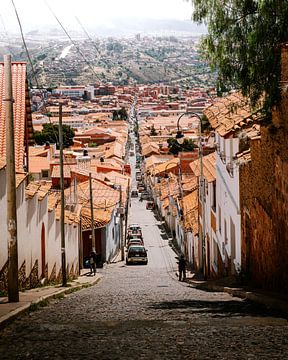 Traditionele straat in Sucre, Bolivia van Felix Van Leusden