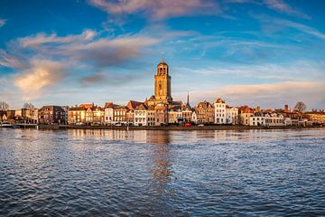 De skyline van Deventer vlak voor zonsondergang van Sander Korvemaker