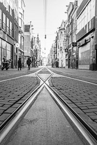 Fast menschenleere Einkaufsstraße Leidsestraat in Amsterdam