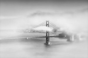 Golden Gate Bridge in de mist | monochroom van Melanie Viola
