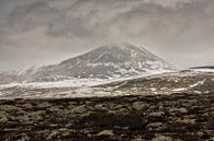 Besneeuwde berg Noorwegen van Marcel Kerdijk thumbnail