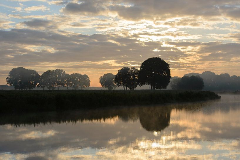 Sonnenaufgang über dem Fluss Vecht von Barbara Brolsma