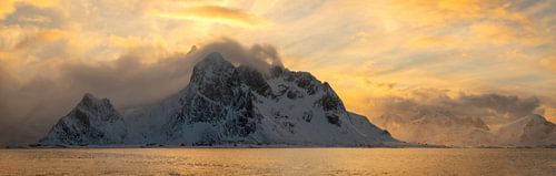 Panorama van het geweldige landschap van de Lofoten tijdens een schitterende zonsondergang.