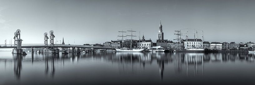 Kampen skyline panorama Zwart-wit #3 par Edwin Mooijaart